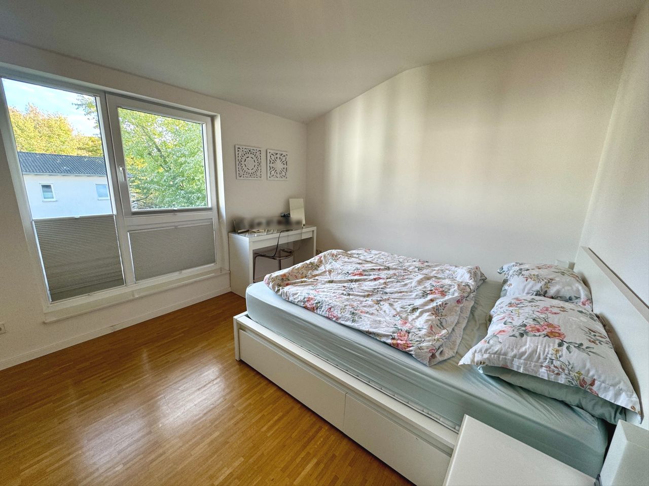 Schlafraum mit schöner Fensterfront