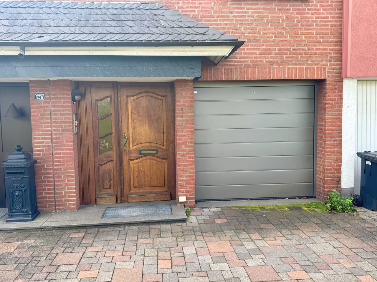 Eingang + Garage