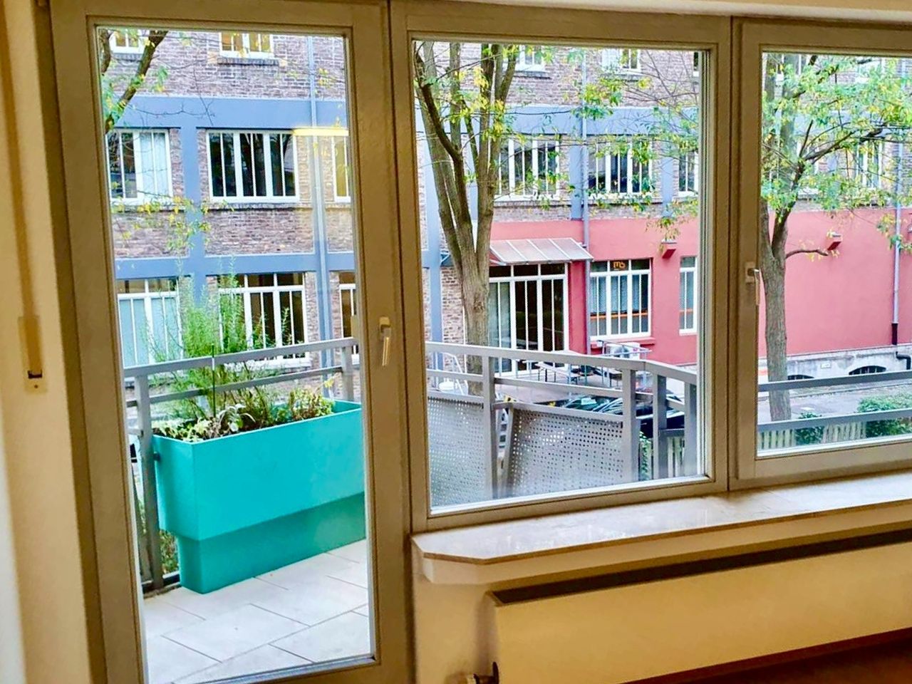grosse Fensterfront zum Balkon