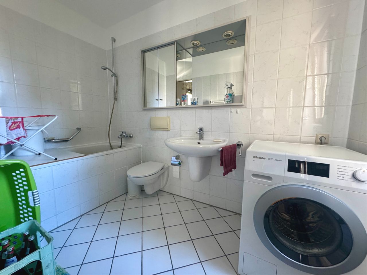 1. Bad mit Wanne und Fenster und WM Anschluss