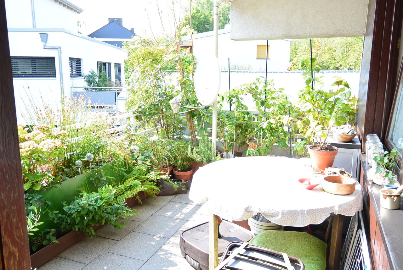 schöner idyllischer grosser Sonnenbalkon