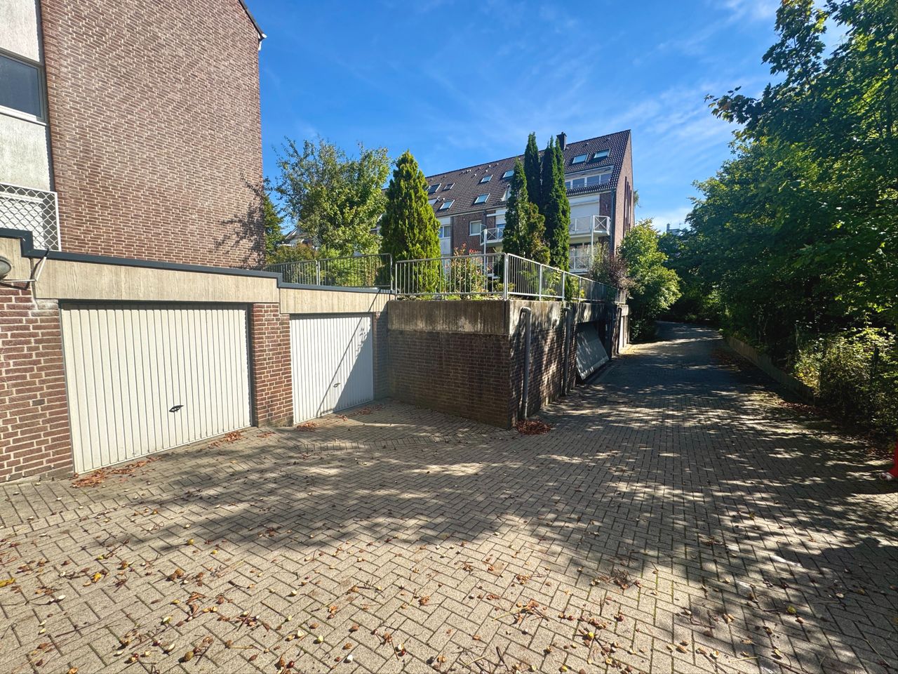 zusätzlicher Stellplatz hinter der TG Zufahrt