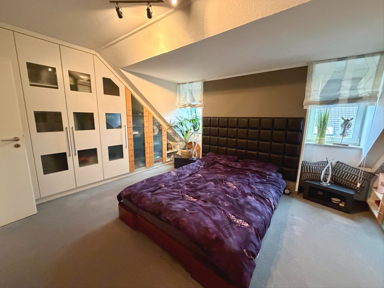 geräumiges Schlafzimmer