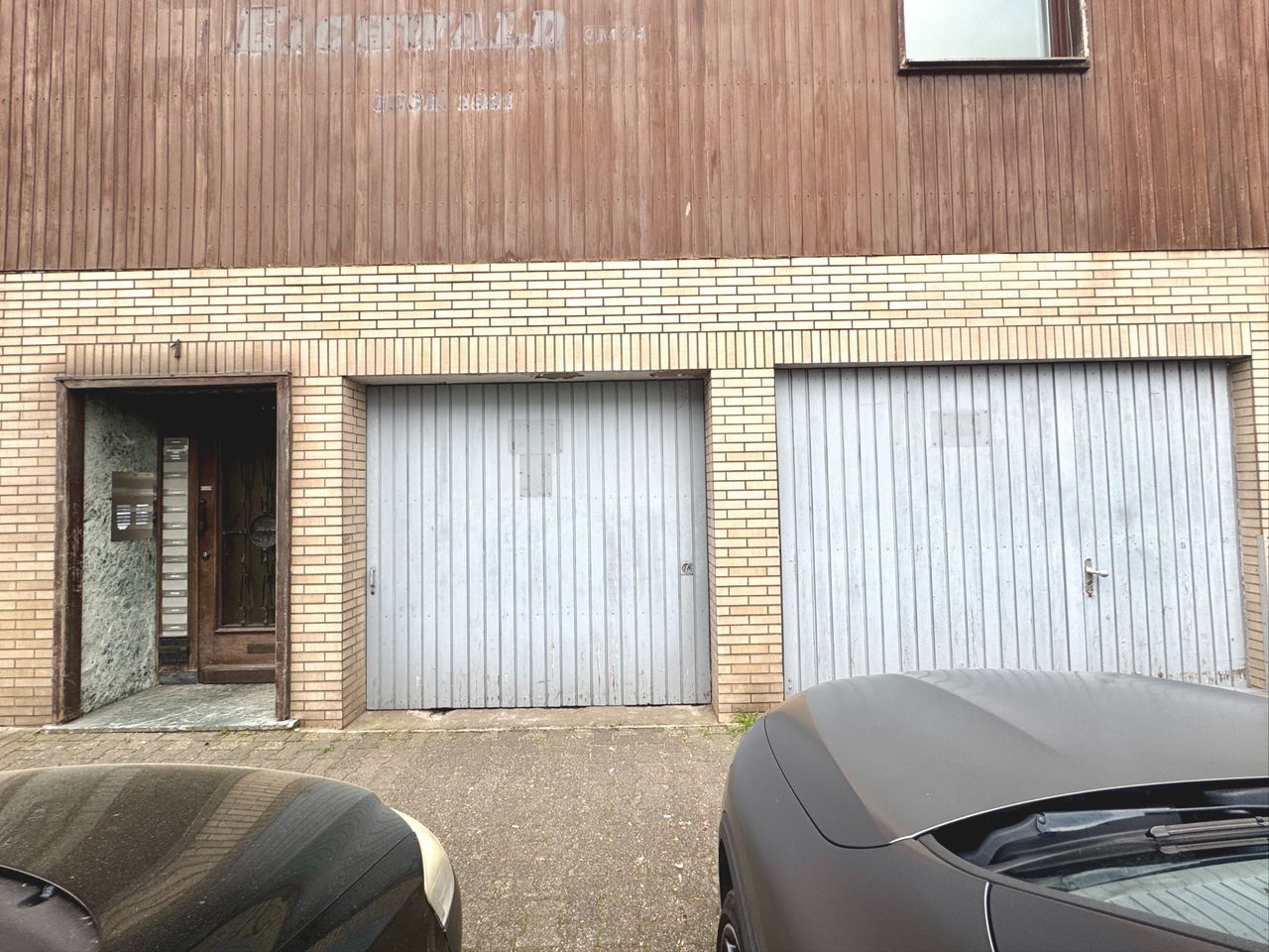 Zugang MFH und Werkstatt - + Garage