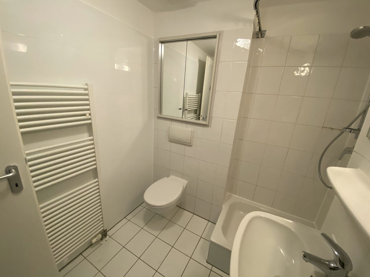 Bad mit Spiegelschrank