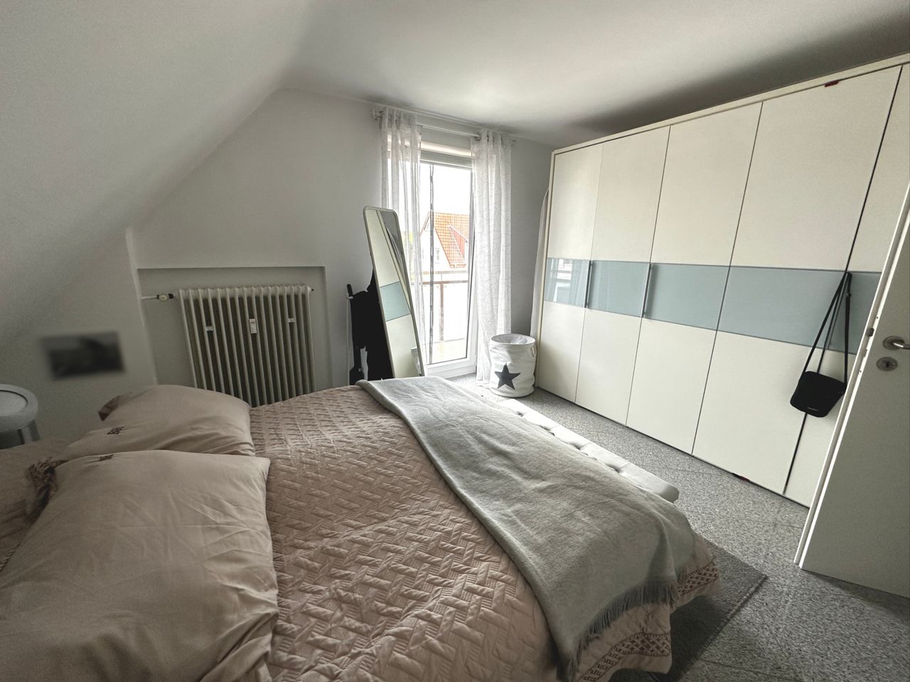 geräumiges Schlafzimmer