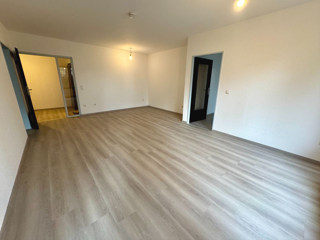 Wohn-Essbereich mit Küchenzugang