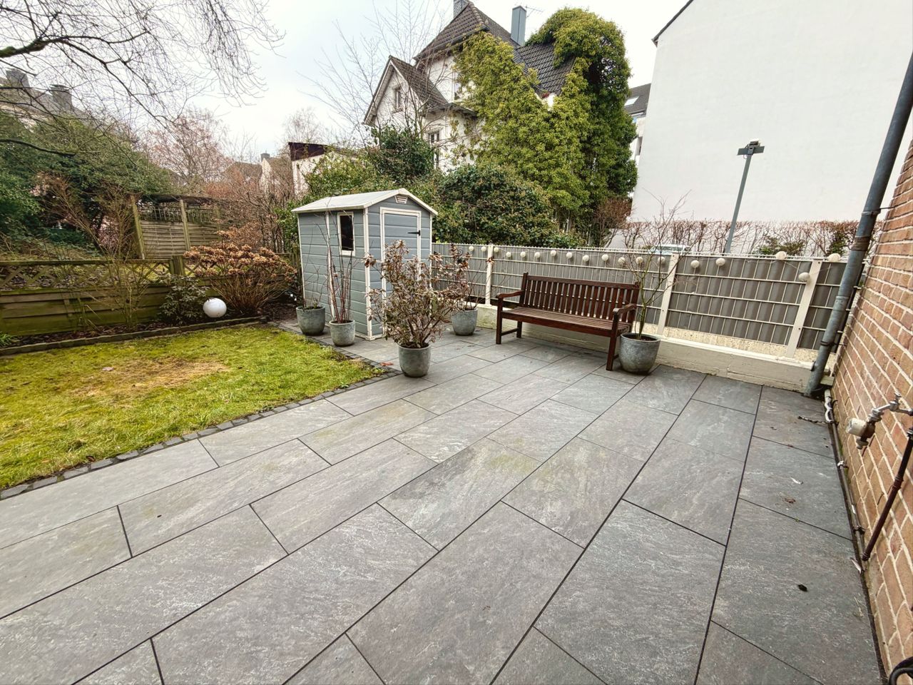 eigene Terrasse mit Garten