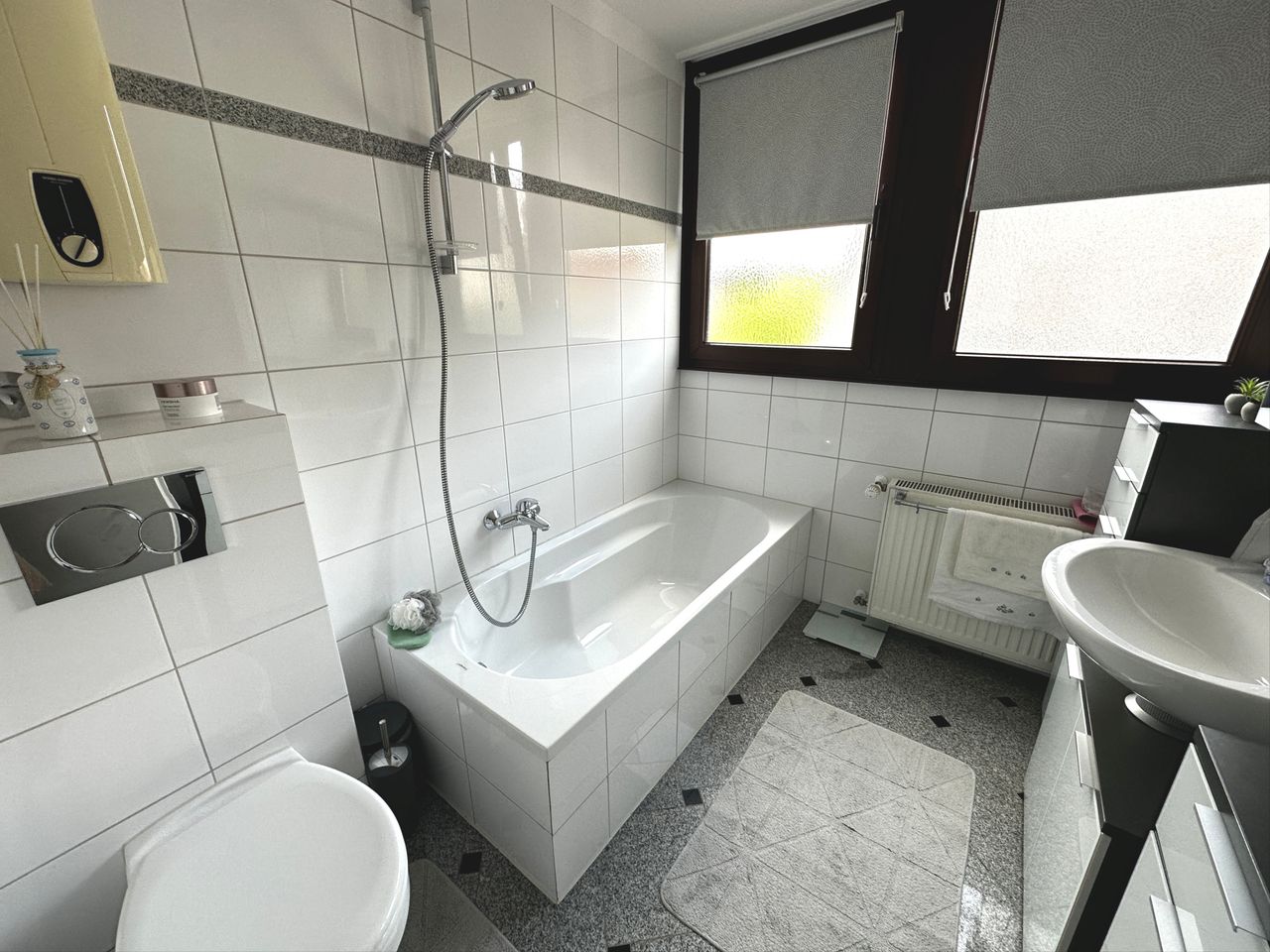 modernes Wannenbad mit Fenster