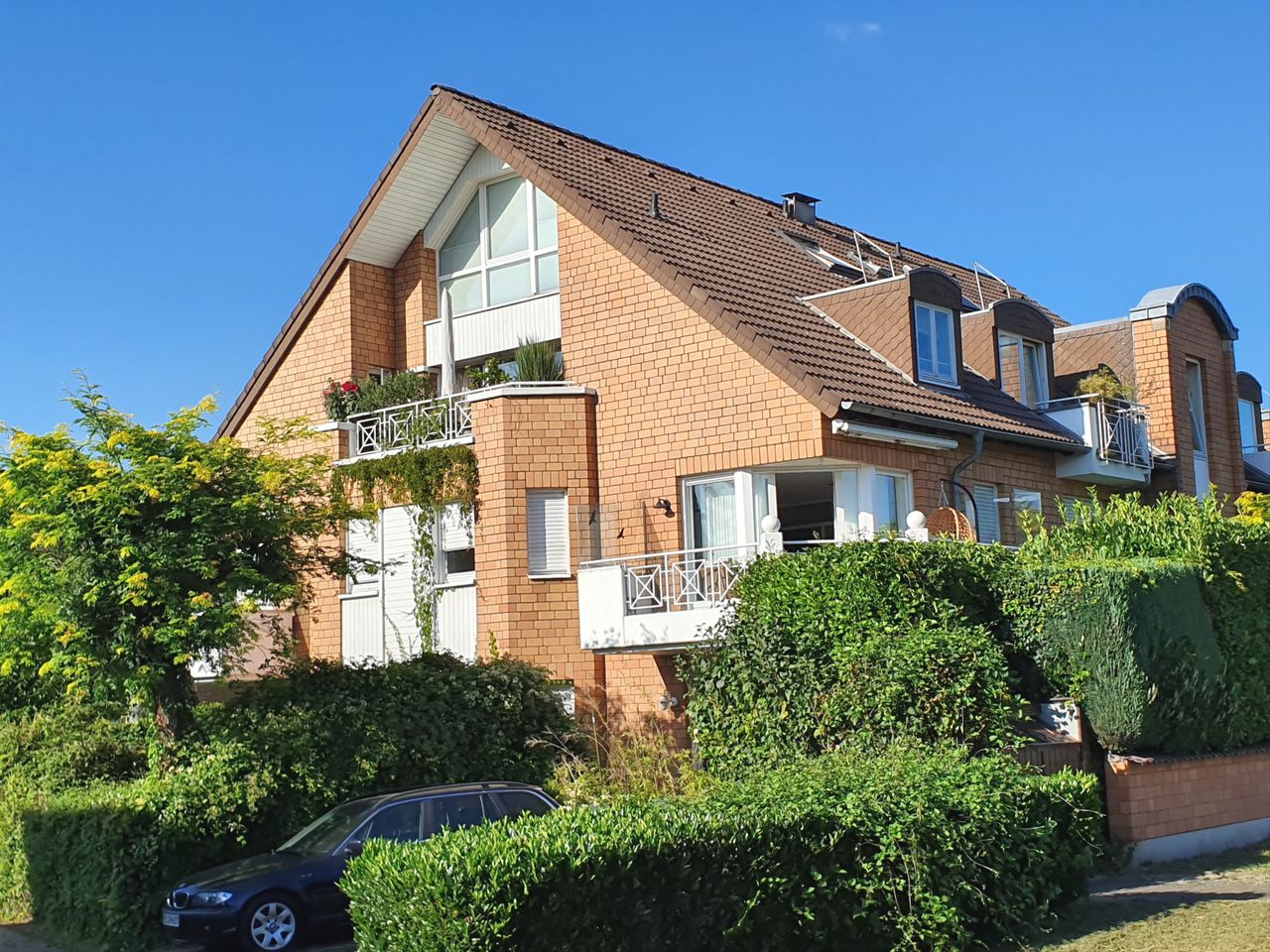 Balkonansichten + Ansicht des Giebelfensters vom 3. SR