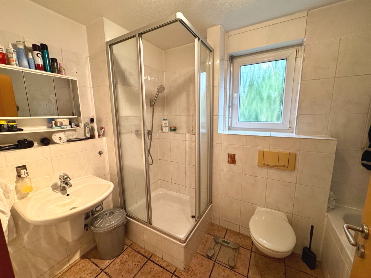 Wannenbad mit Fenster und Dusche 