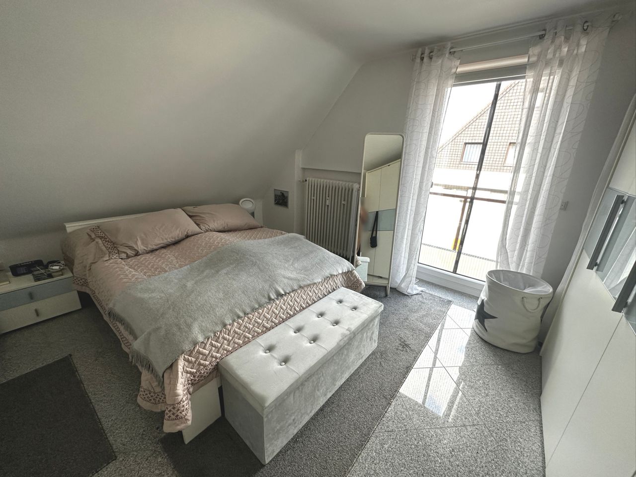Schlafzimmer mit Balkonzugang