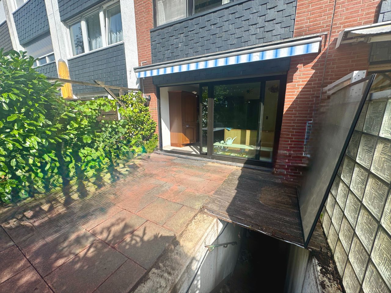 Terrasse und Treppenabgang zum Partykeller