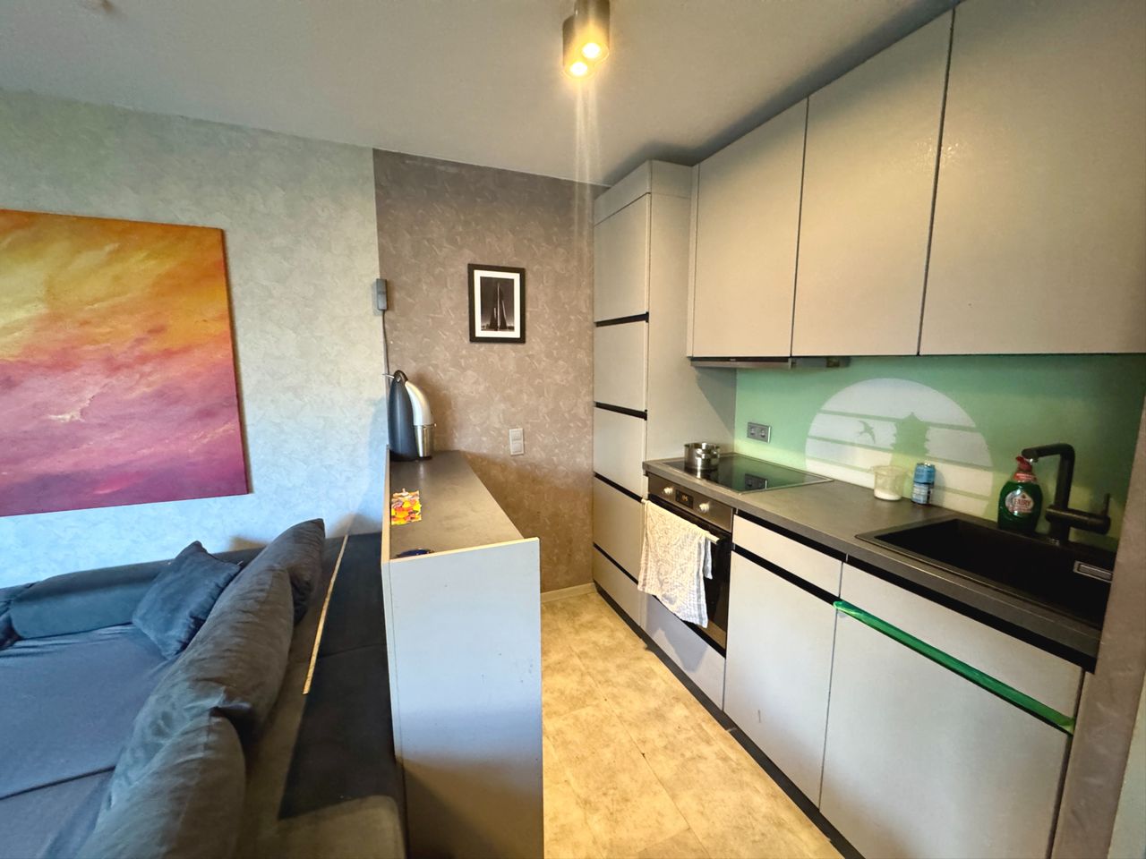 Küchenzeile im Wohnraum (EBK vom Mieter)