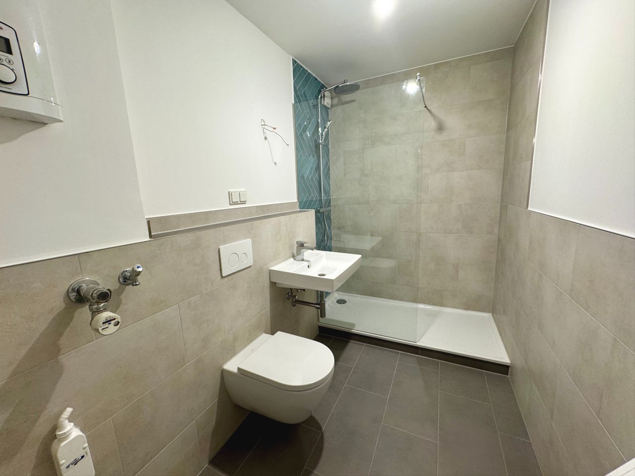 wunderschönes Bad mit Dusche