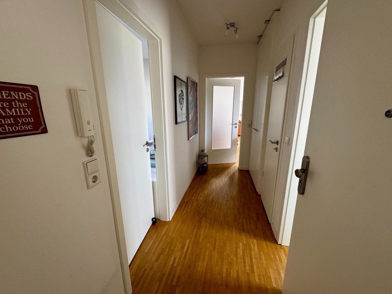 Türe mit Glaseinsatz zum Wohnraum(WR)