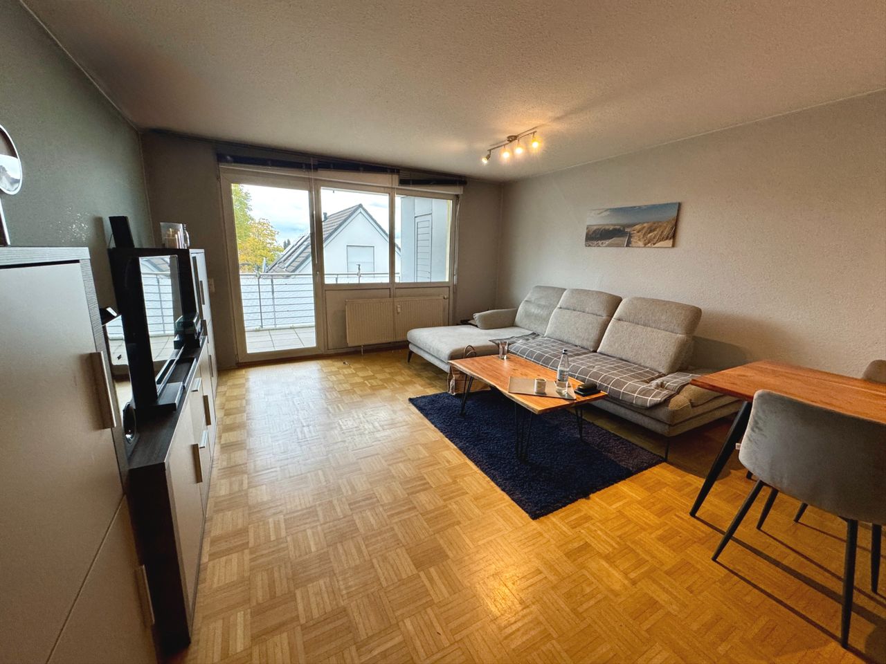 geräumiges Wohnzimmer