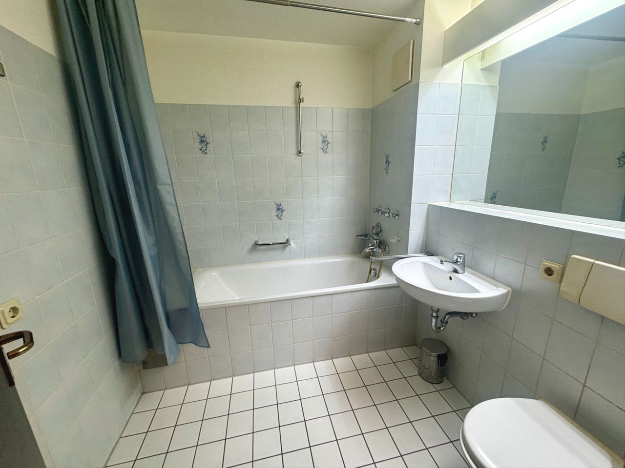 Bad mit Wanne und WM Anschluss