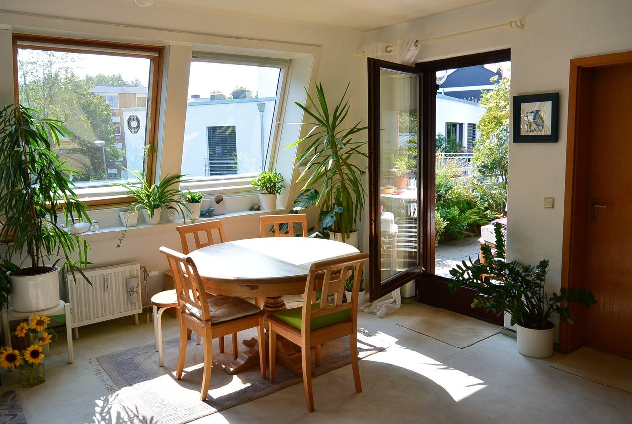 sonniger Essbereich und Zugang Balkon