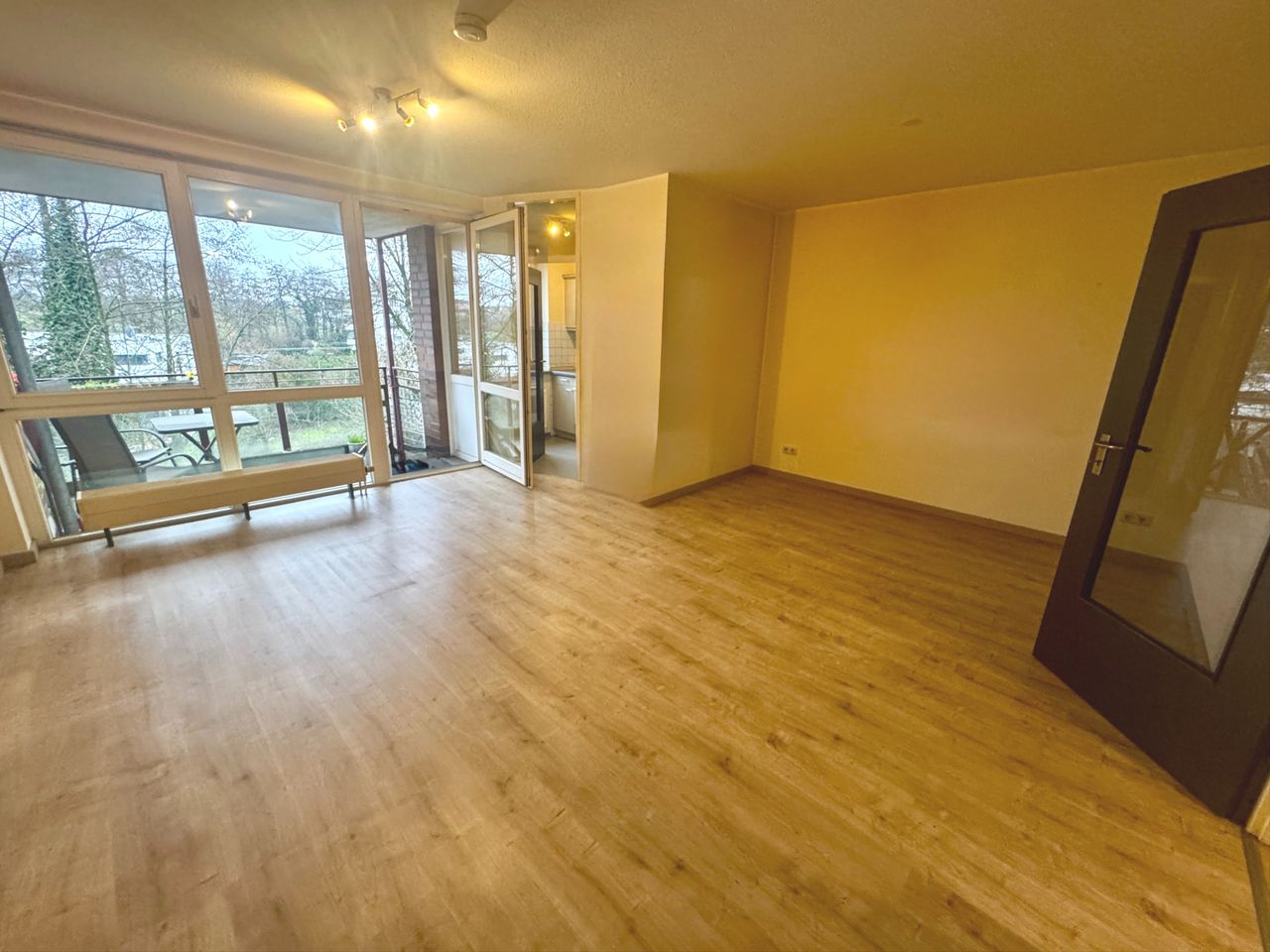 Wohnraum mit Blick zum Balkon