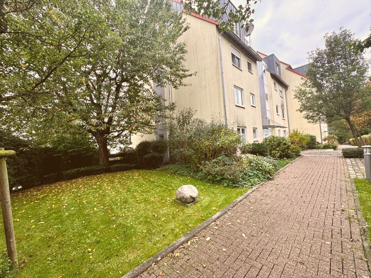 gepflegte Aussenanlage