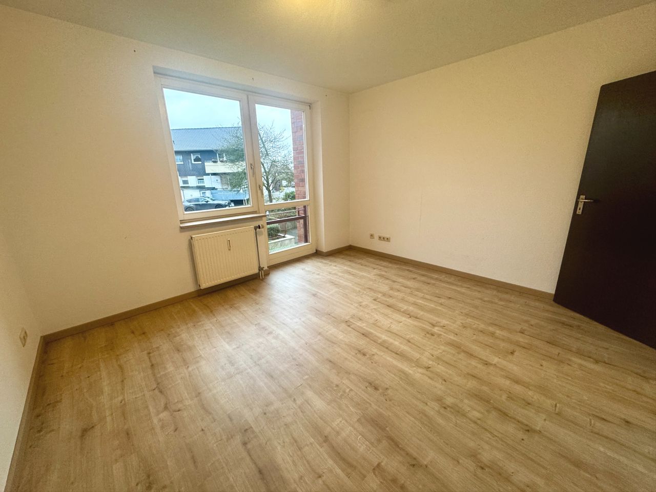 Schlafraum mit schöner Fensterfront