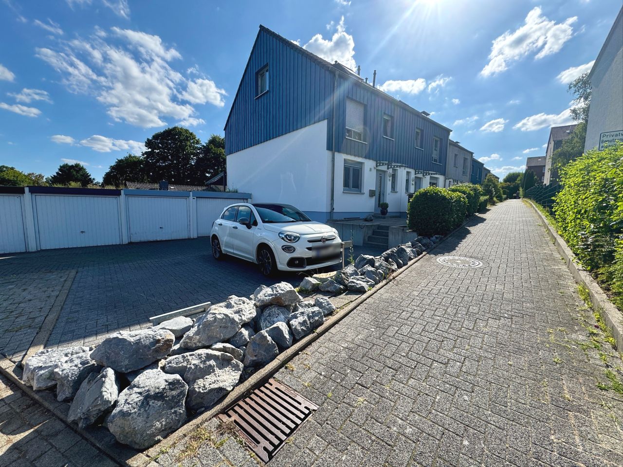 Zuwegung zum Haus vom St.pl. aus