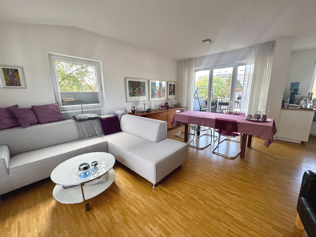 repräsentativer Wohn-Essraum mit offener Küche